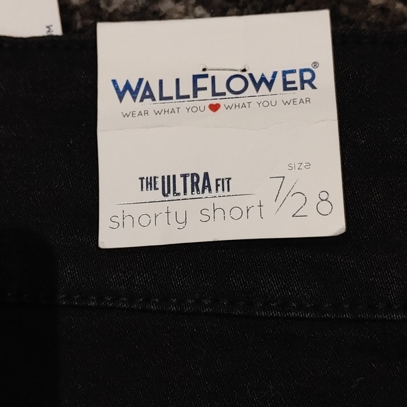 Wallflower shorts - Picture 4 of 5